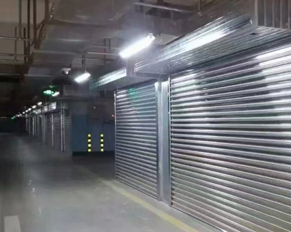 新絳縣農(nóng)村商業(yè)銀行防火門、防火卷簾、擋煙垂壁安裝調(diào)試中